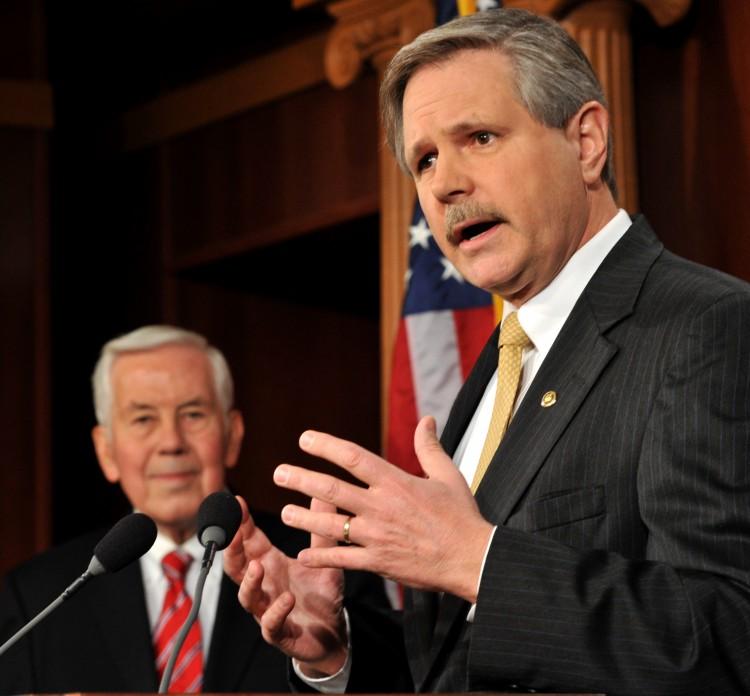 <a><img class="size-medium wp-image-1793329" title="US Sen. Richard Lugar, R-IN, looks on as" src="https://www.theepochtimes.com/assets/uploads/2015/09/Hoeven_134291184.jpg" alt="" width="350" height="324"/></a>