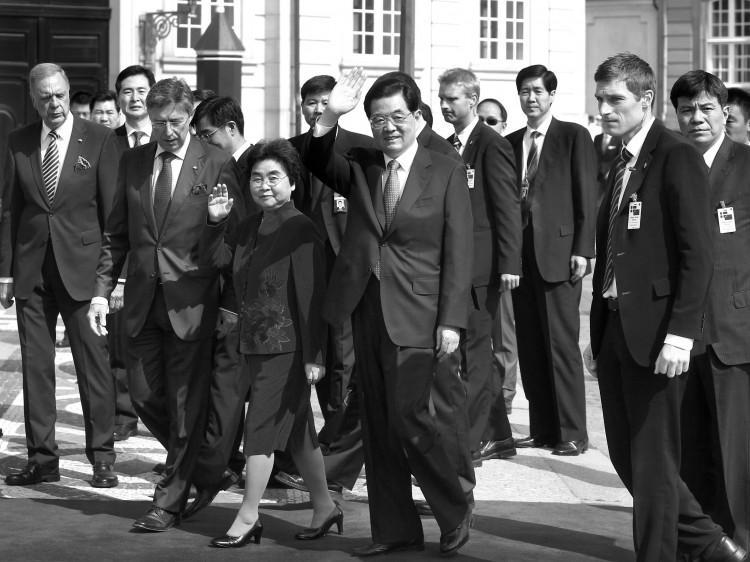 <a><img class="size-large wp-image-1785738" title="HuGOESTODENMARK146379280" src="https://www.theepochtimes.com/assets/uploads/2015/09/HuGOESTODENMARK146379280.jpg" alt="Hu Jintao and his wife Liu Yongqing in Copenhagen" width="590" height="442"/></a>