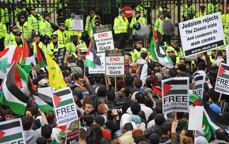 <a><img src="https://www.theepochtimes.com/assets/uploads/2015/09/Israel101302933.jpg" alt="Protesters demonstrate outside the Israeli Embassy in London on May 31, when more than 10 people were killed by Israeli commandos when they stormed a ship which was part of a gaza flotilla of six ships carrying 1,000 tonnes of aid to the Gaza strip. (Carl De Souza/Getty Images)" title="Protesters demonstrate outside the Israeli Embassy in London on May 31, when more than 10 people were killed by Israeli commandos when they stormed a ship which was part of a gaza flotilla of six ships carrying 1,000 tonnes of aid to the Gaza strip. (Carl De Souza/Getty Images)" width="320" class="size-medium wp-image-1819233"/></a>