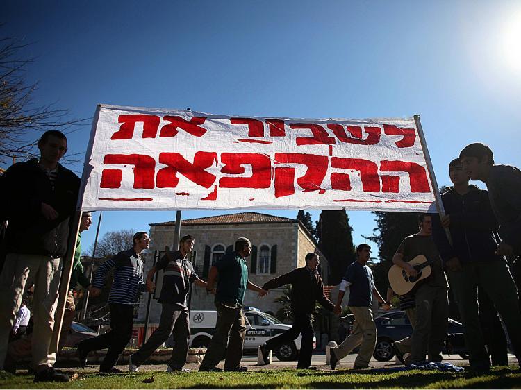<a><img src="https://www.theepochtimes.com/assets/uploads/2015/09/Izz95600520.jpg" alt="Jewish settlers hold a banner reading in Hebrew, �Break the freeze on construction� during a protest against Israeli government's settlement freeze policy, on January 6, 2010 in front of the U.S. consulate in Jerusalem. (Daniel Bar-On/AFP/Getty Images)" title="Jewish settlers hold a banner reading in Hebrew, �Break the freeze on construction� during a protest against Israeli government's settlement freeze policy, on January 6, 2010 in front of the U.S. consulate in Jerusalem. (Daniel Bar-On/AFP/Getty Images)" width="320" class="size-medium wp-image-1823386"/></a>