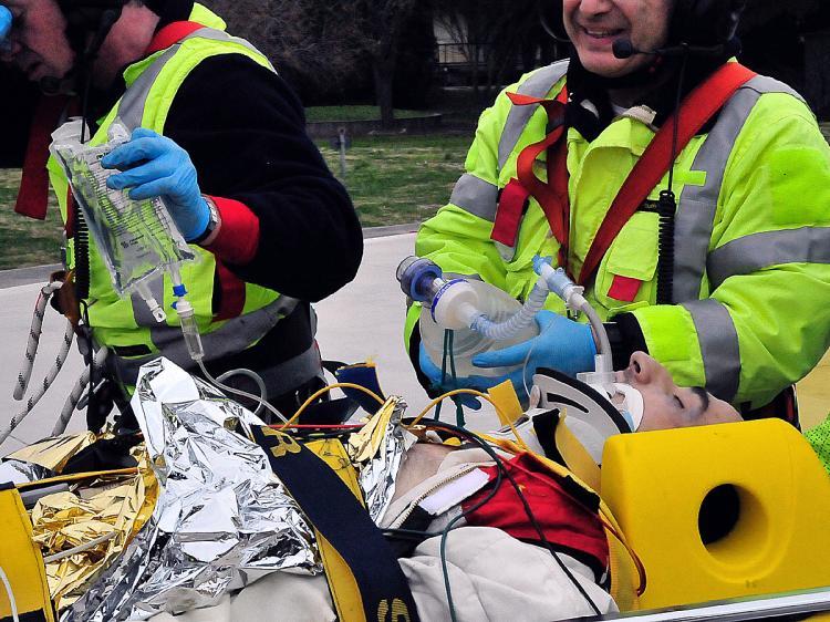 <a><img src="https://www.theepochtimes.com/assets/uploads/2015/09/KubicaCrash108860459.jpg" alt="Robert Kubica is carried away from the wreckage of his Skoda rally car by rescue workers Sunday morning after crashing in the first stage of the Ronde di Andora rally. (Tommaso Marinelli/AFP/Getty Images)" title="Robert Kubica is carried away from the wreckage of his Skoda rally car by rescue workers Sunday morning after crashing in the first stage of the Ronde di Andora rally. (Tommaso Marinelli/AFP/Getty Images)" width="320" class="size-medium wp-image-1808610"/></a>