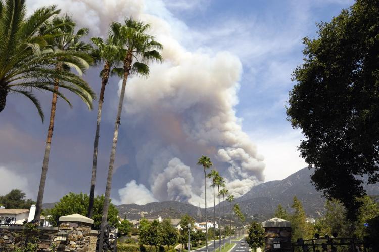 <a><img src="https://www.theepochtimes.com/assets/uploads/2015/09/LaCanadaFlintridge.jpg" alt="High plumes of smoke from the La Canada Flintridge fire as seen from Altadena, California. Photo taken near end of Fair Oaks Ave. at the entrance of a gated residential community. (Dan Sanchez/Epoch Times Staff)" title="High plumes of smoke from the La Canada Flintridge fire as seen from Altadena, California. Photo taken near end of Fair Oaks Ave. at the entrance of a gated residential community. (Dan Sanchez/Epoch Times Staff)" width="320" class="size-medium wp-image-1826529"/></a>