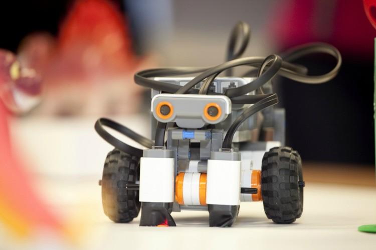 <a><img class="size-full wp-image-1794711" src="https://www.theepochtimes.com/assets/uploads/2015/09/LegoRobot.jpg" alt="" width="750" height="500"/></a>