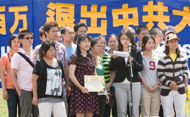 <a><img class="size-large wp-image-1784712" title="_MG_2915BG_revS_20120713_YouzhiMa_Rally" src="https://www.theepochtimes.com/assets/uploads/2015/09/MG_2915BG_revS_20120713_YouzhiMa_Rally.jpeg" alt="19 Chinese people renounced the Chinese Communist Party" width="590" height="365"/></a>