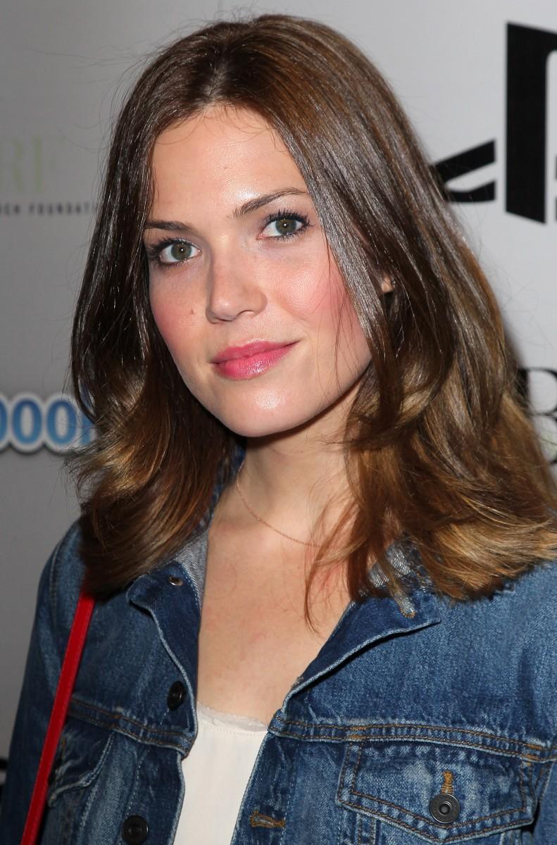 <a><img class="size-large wp-image-1769234" src="https://www.theepochtimes.com/assets/uploads/2015/09/Mandy-Moore-Exits-154845612.jpg" alt="Mandy_Moore_Exits" width="389" height="590"/></a>