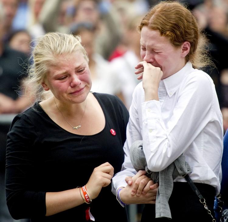 <a><img src="https://www.theepochtimes.com/assets/uploads/2015/09/NORWAY-PHOTO1-119728450-COLOR.jpg" alt="Two young women mourn during a gathering on Sunday in Oslo to pay tribute to the victims of Friday's twin attacks. At least 93 people died in the bombing of Norway's main government building and the shooting spree at the summer camp for the Labor Party's youth wing. (Odd Andersen/Getty Images)" title="Two young women mourn during a gathering on Sunday in Oslo to pay tribute to the victims of Friday's twin attacks. At least 93 people died in the bombing of Norway's main government building and the shooting spree at the summer camp for the Labor Party's youth wing. (Odd Andersen/Getty Images)" width="575" class="size-medium wp-image-1800401"/></a>