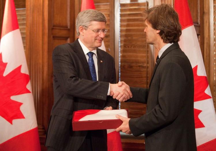 <a><img class="size-medium wp-image-1791823" title="Harper" src="https://www.theepochtimes.com/assets/uploads/2015/09/PM_FlagDay_r.jpg" alt="Harper" width="583" height="406"/></a>