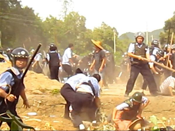 <a><img class="size-large wp-image-1784851" title="PoliceBeatProtestersViolently" src="https://www.theepochtimes.com/assets/uploads/2015/09/PoliceBeatProtestersViolently.jpg" alt="attacked by riot police" width="590" height="442"/></a>