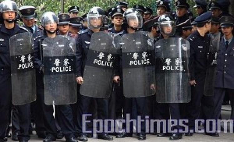<a><img src="https://www.theepochtimes.com/assets/uploads/2015/09/Policeareready.jpg" alt="Police presence is being increased to prevent large-scale civic unrest. (Royal Ascot Garden property owner)" title="Police presence is being increased to prevent large-scale civic unrest. (Royal Ascot Garden property owner)" width="320" class="size-medium wp-image-1831589"/></a>