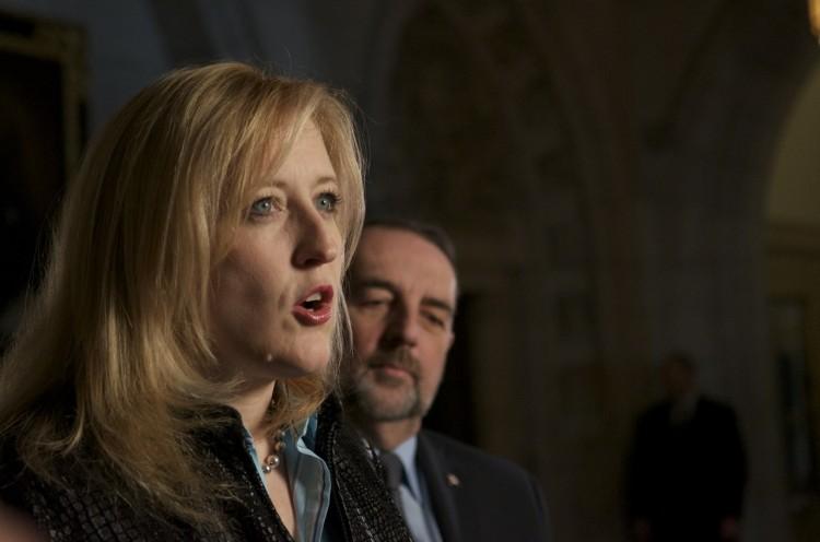<a><img class="size-medium wp-image-1790615" title="Lisa Raitt" src="https://www.theepochtimes.com/assets/uploads/2015/09/Raitt_Lebel.jpg" alt="Lisa Raitt" width="595" height="392"/></a>