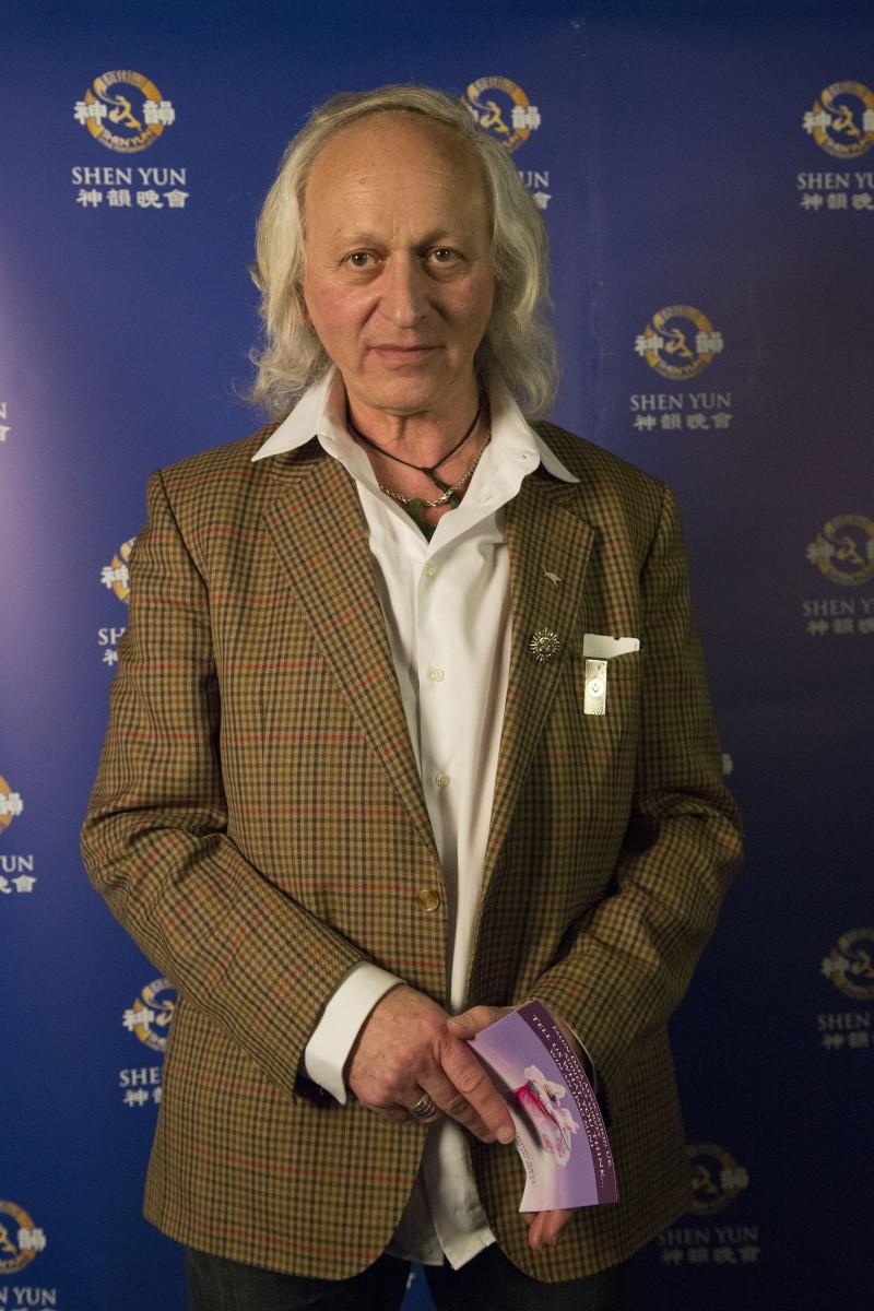 <a><img class="size-large wp-image-1769359" src="https://www.theepochtimes.com/assets/uploads/2015/09/SIGROSS_Victor_Coppersmith_fashion_consultant_06.jpg" alt="Victor Coppersmith Shen Yun Performing Arts London" width="393" height="590"/></a>