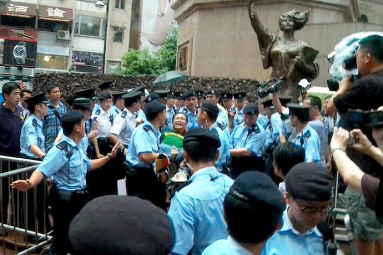 <a><img src="https://www.theepochtimes.com/assets/uploads/2015/09/STATUE-1005290926351366.jpg" alt="Police forcefully take away Alliance Deputy Chair Richard Choi Yiu-cheong. (Pan Zaishu/Epoch Times Staff)" title="Police forcefully take away Alliance Deputy Chair Richard Choi Yiu-cheong. (Pan Zaishu/Epoch Times Staff)" width="320" class="size-medium wp-image-1819207"/></a>