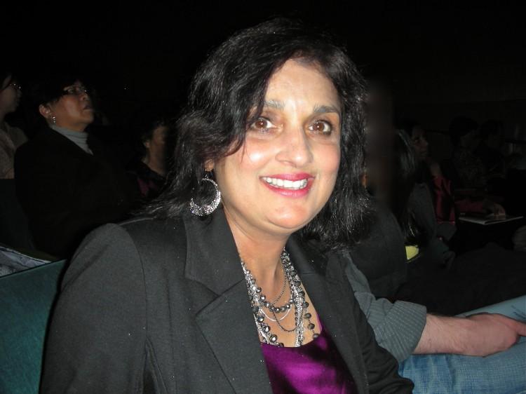 <a><img class="size-large wp-image-1792092" src="https://www.theepochtimes.com/assets/uploads/2015/09/Seattle_02072012_LisaXin_SOH_Basu+Sundarraj_music+teacher.jpg" alt="" width="319" height="239"/></a>