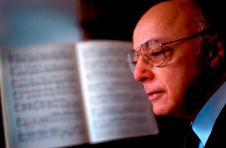 <a><img src="https://www.theepochtimes.com/assets/uploads/2015/09/Seymour_Lipkin.jpg" alt="Renowned concert pianist Seymour Lipkin dedicates himself to not only becoming proficient on the notes and scales of famous composers, but also to recapture the feeling and convey the meaning of the music (www.seymourlipkin.com)" title="Renowned concert pianist Seymour Lipkin dedicates himself to not only becoming proficient on the notes and scales of famous composers, but also to recapture the feeling and convey the meaning of the music (www.seymourlipkin.com)" width="320" class="size-medium wp-image-1832662"/></a>