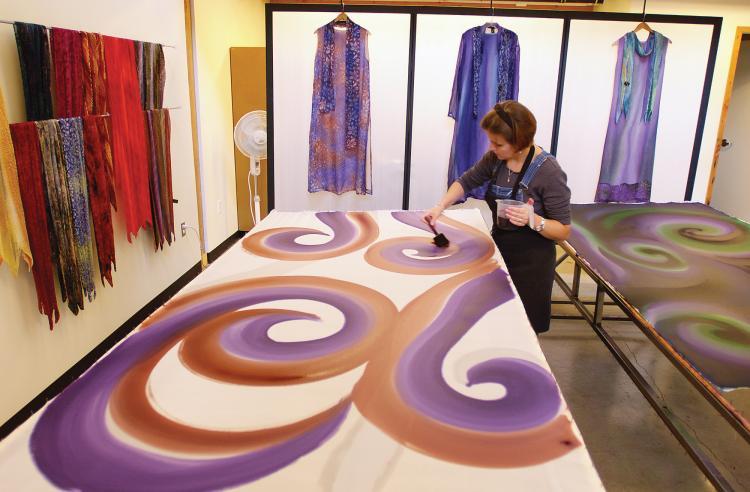 <a><img src="https://www.theepochtimes.com/assets/uploads/2015/09/SilkPainter.jpg" alt="An artist hand-paints silk at Railspur Alley, considered the heart of the Granville Island artistic community. Since its redevelopment in the 1970s, Granville Island has been a haven for the arts. (CMHC-Granville Island)" title="An artist hand-paints silk at Railspur Alley, considered the heart of the Granville Island artistic community. Since its redevelopment in the 1970s, Granville Island has been a haven for the arts. (CMHC-Granville Island)" width="320" class="size-medium wp-image-1827066"/></a>
