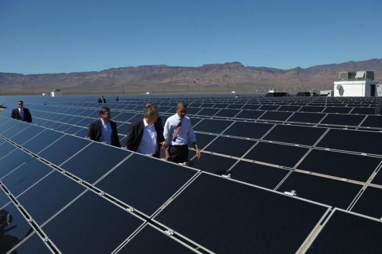 <a><img class="size-large wp-image-1790178" title="US President Barack Obama (C) tours the" src="https://www.theepochtimes.com/assets/uploads/2015/09/Solar_141668179.jpg" alt="" width="590" height="393"/></a>