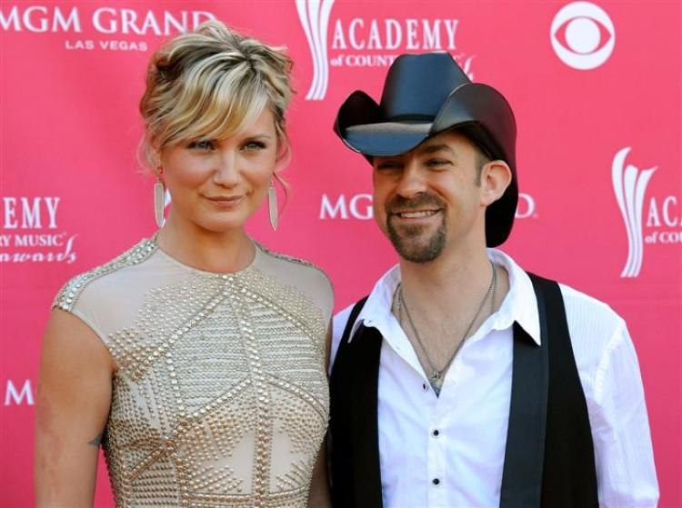 <a><img class="size-medium wp-image-1796711" title="(L-R) Musicians Jennifer Nettles and Kristian Bush of Sugarland (Charley Gallay/ Getty Images)" src="https://www.theepochtimes.com/assets/uploads/2015/09/Sugarland01.jpg" alt="(L-R) Musicians Jennifer Nettles and Kristian Bush of Sugarland (Charley Gallay/ Getty Images)" width="575"/></a>