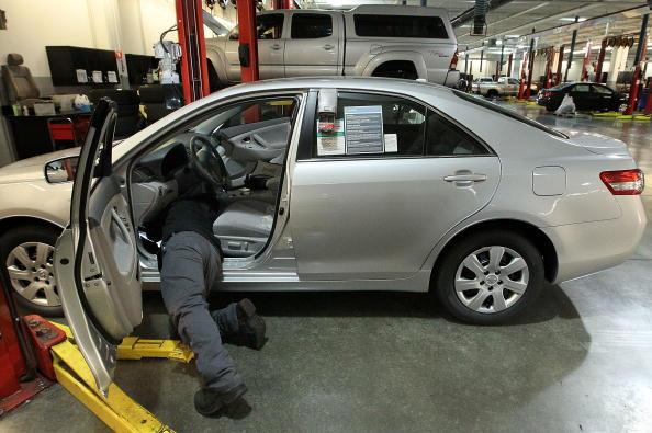 <a><img class="size-large wp-image-1780819" src="https://www.theepochtimes.com/assets/uploads/2015/09/Toyota.jpg" alt="Toyota service technician Tungyio Saelee performs a recall repair on an accelerator pedal from a brand new Toyota Corolla. (Photo by Justin Sullivan/Getty Images)" width="590" height="392"/></a>