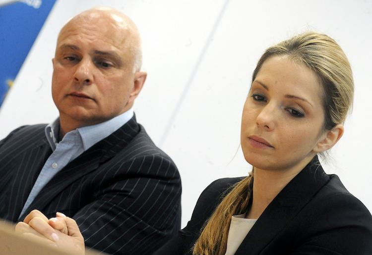 <a><img class="size-large wp-image-1787619" title="Oleksander Tymoshenko (L), the husband of jailed Ukrainian ex-premier Yulia Tymoshenko and their daughter Eugenia Tymoshenko give a press conference in Prague April 30. Ukraine's prison service on April 29 cast doubt on claims by jailed ex-premier Yulia Tymoshenko that she was beaten by guards. (Michal Cizek/AFP/GettyImages)" src="https://www.theepochtimes.com/assets/uploads/2015/09/Tymo143593805.jpg" alt="" width="590" height="405"/></a>