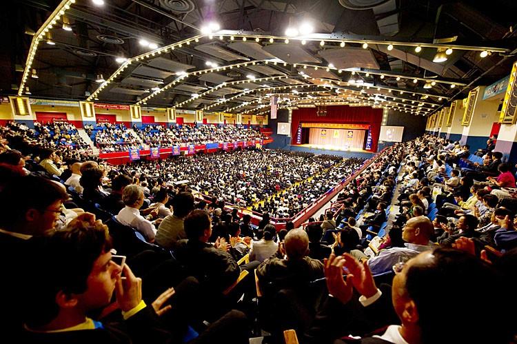 Falun Gong practitioners at Westchester County Center in New York on Mon. Aug. 29. (Dai Bing/The Epoch Times)