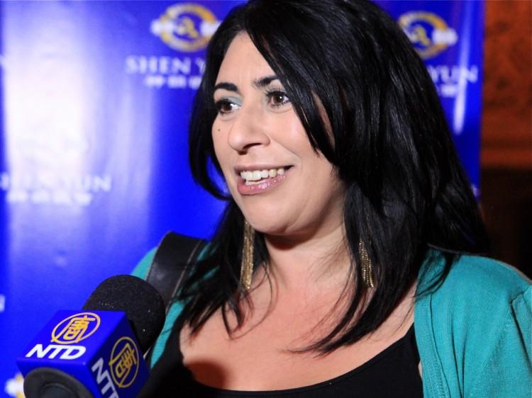 <a><img class="size-large wp-image-1789161" title="Vivian Kaye Chen Ming photographer" src="https://www.theepochtimes.com/assets/uploads/2015/09/Vivian-Kaye-Chen-Ming-photographer.jpg" alt="Melbournian Vivian Kaye at Shen Yun " width="590" height="442"/></a>