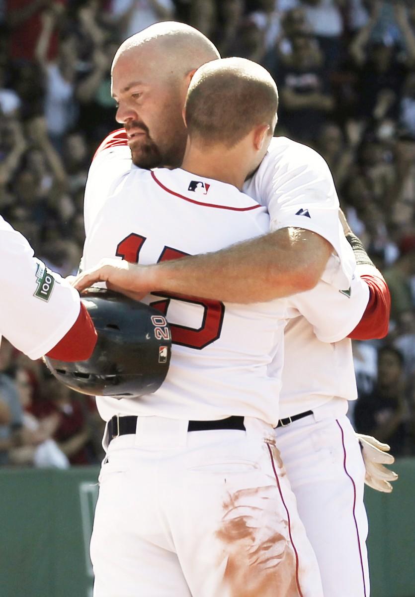 <a><img class="size-medium wp-image-1785744" title="Atlanta Braves v Boston Red Sox" src="https://www.theepochtimes.com/assets/uploads/2015/09/Youkilis146974384.jpg" alt="" width="243" height="350"/></a>