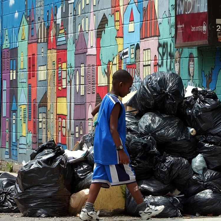 <a><img class="size-medium wp-image-1771677" title="A youth walks past a mural of the Toronto skyline" src="https://www.theepochtimes.com/assets/uploads/2015/09/agarbage.jpg" alt="" width="350" height="350"/></a>