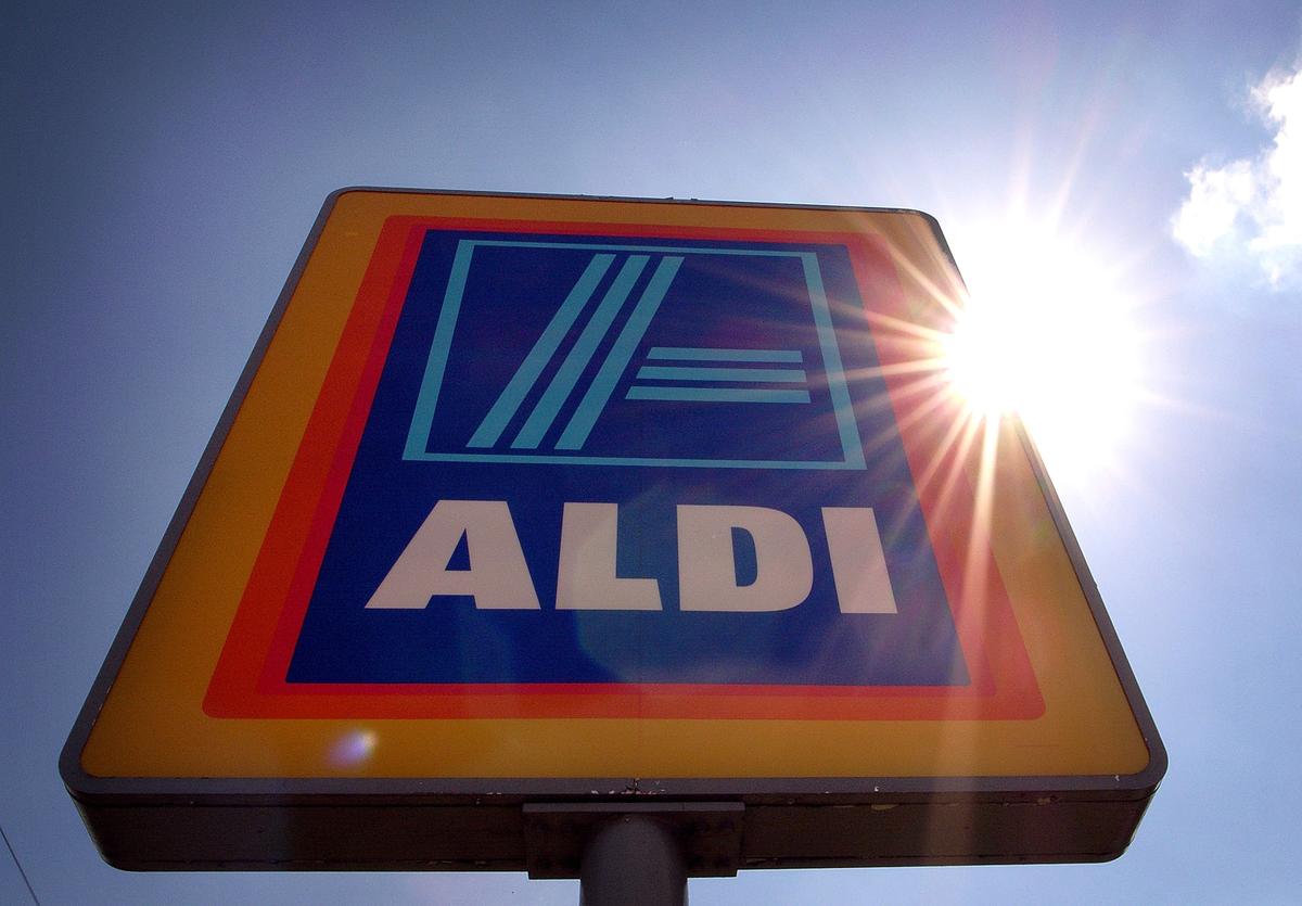 <a><img src="https://www.theepochtimes.com/assets/uploads/2015/09/aldi.jpg" alt="An Aldi discount supermarket in Northwich, UK. Whilst most of the UK's leading supermarkets and grocery stores are battling hard for their market share, discount supermarkets Aldi and Lidl are seeing an increase in profits (Christopher Furlong/Getty Images)" title="An Aldi discount supermarket in Northwich, UK. Whilst most of the UK's leading supermarkets and grocery stores are battling hard for their market share, discount supermarkets Aldi and Lidl are seeing an increase in profits (Christopher Furlong/Getty Images)" width="320" class="size-medium wp-image-1834212"/></a>