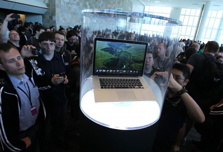 <a><img class="size-large wp-image-1783119" title="Attendees at Apple's WWDC conference look at the newly launched Retina MacBook Pro on June 11, in San Francisco, Calif. (Justin Sullivan/Getty Images)" src="https://www.theepochtimes.com/assets/uploads/2015/09/apple146177476.jpeg" alt="Attendees at Apple's WWDC conference look at the newly launched Retina MacBook Pro on June 11, in San Francisco, Calif. (Justin Sullivan/Getty Images)" width="590" height="402"/></a>