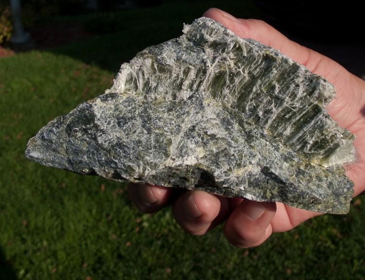 <a><img class=" wp-image-1775383" title="This October 7, 2011 image shows a piece" src="https://www.theepochtimes.com/assets/uploads/2015/09/asbestos.jpg" alt="" width="595" height="458"/></a>