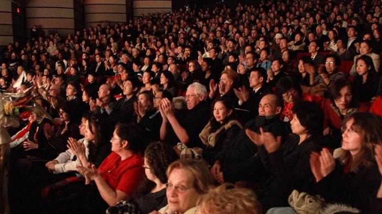 <a><img src="https://www.theepochtimes.com/assets/uploads/2015/09/audT.jpg" alt="Members of audience watch the DPA 2009 World Tour shows in Toronto. (The Epoch Times)" title="Members of audience watch the DPA 2009 World Tour shows in Toronto. (The Epoch Times)" width="320" class="size-medium wp-image-1831497"/></a>