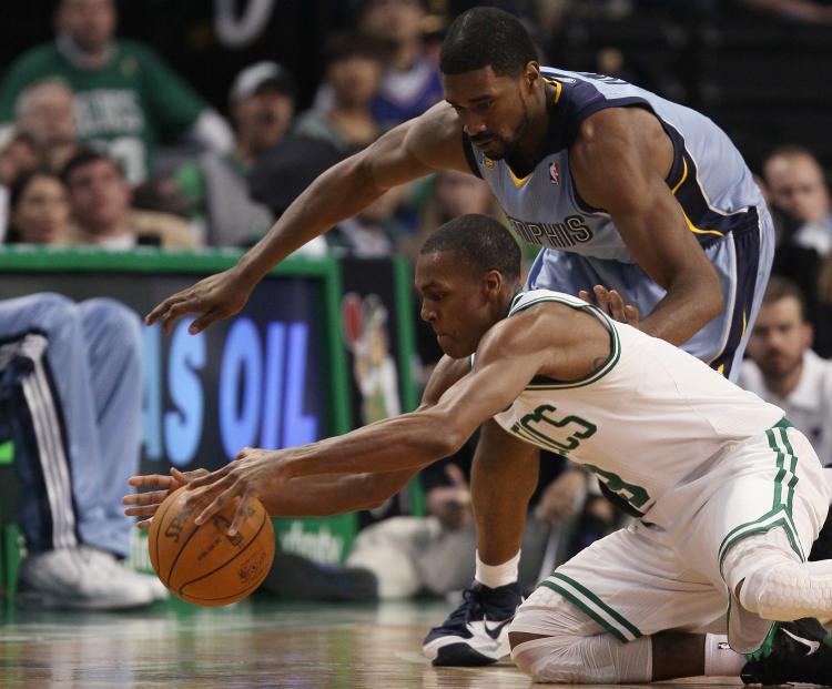<a><img src="https://www.theepochtimes.com/assets/uploads/2015/09/bb110729025.jpg" alt="Rajon Rondo of the Boston Celtics and Leon Powe of the Memphis Grizzlies go after the ball in Wednesday night's game in Boston. (Elsa/Getty Images )" title="Rajon Rondo of the Boston Celtics and Leon Powe of the Memphis Grizzlies go after the ball in Wednesday night's game in Boston. (Elsa/Getty Images )" width="320" class="size-medium wp-image-1806453"/></a>