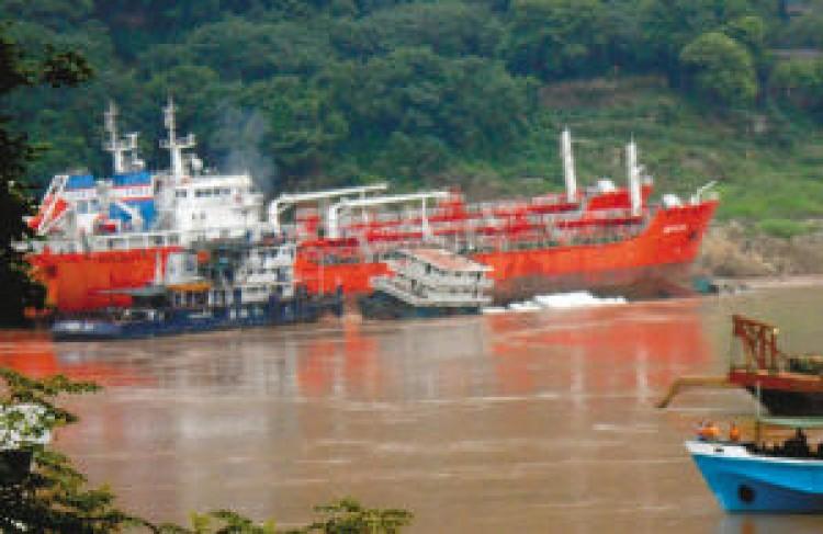 <a><img src="https://www.theepochtimes.com/assets/uploads/2015/09/be8d2__90fba60187190f6cc91d0f.jpg" alt="Freighter sinks rapidly after collision. (Screenshot from hangzhou.com.cn)" title="Freighter sinks rapidly after collision. (Screenshot from hangzhou.com.cn)" width="320" class="size-medium wp-image-1802226"/></a>