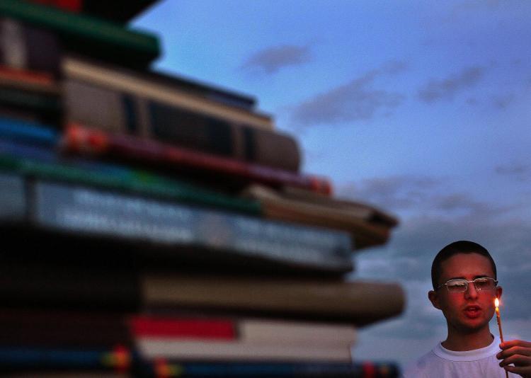 <a><img src="https://www.theepochtimes.com/assets/uploads/2015/09/bg-school-74128041.jpg" alt="A Bulgarian student holds a candle and sings the Bulgarian National anthem behind a wall of books. (Boryana Katsarova/AFP/Getty Images)" title="A Bulgarian student holds a candle and sings the Bulgarian National anthem behind a wall of books. (Boryana Katsarova/AFP/Getty Images)" width="320" class="size-medium wp-image-1825455"/></a>