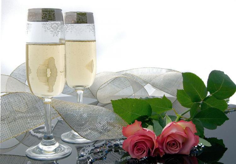 <a><img src="https://www.theepochtimes.com/assets/uploads/2015/09/bigstock_Celebrate_382219.jpg" alt="RING IN THE NEW YEAR WITH A CELEBRATION TOAST: Most of the establishments listed here not only include a wonderful dining experience on New Year's Eve, but also include a wide range of cocktails and refreshments all night long! (Bigstockphotos.com)" title="RING IN THE NEW YEAR WITH A CELEBRATION TOAST: Most of the establishments listed here not only include a wonderful dining experience on New Year's Eve, but also include a wide range of cocktails and refreshments all night long! (Bigstockphotos.com)" width="320" class="size-medium wp-image-1810535"/></a>