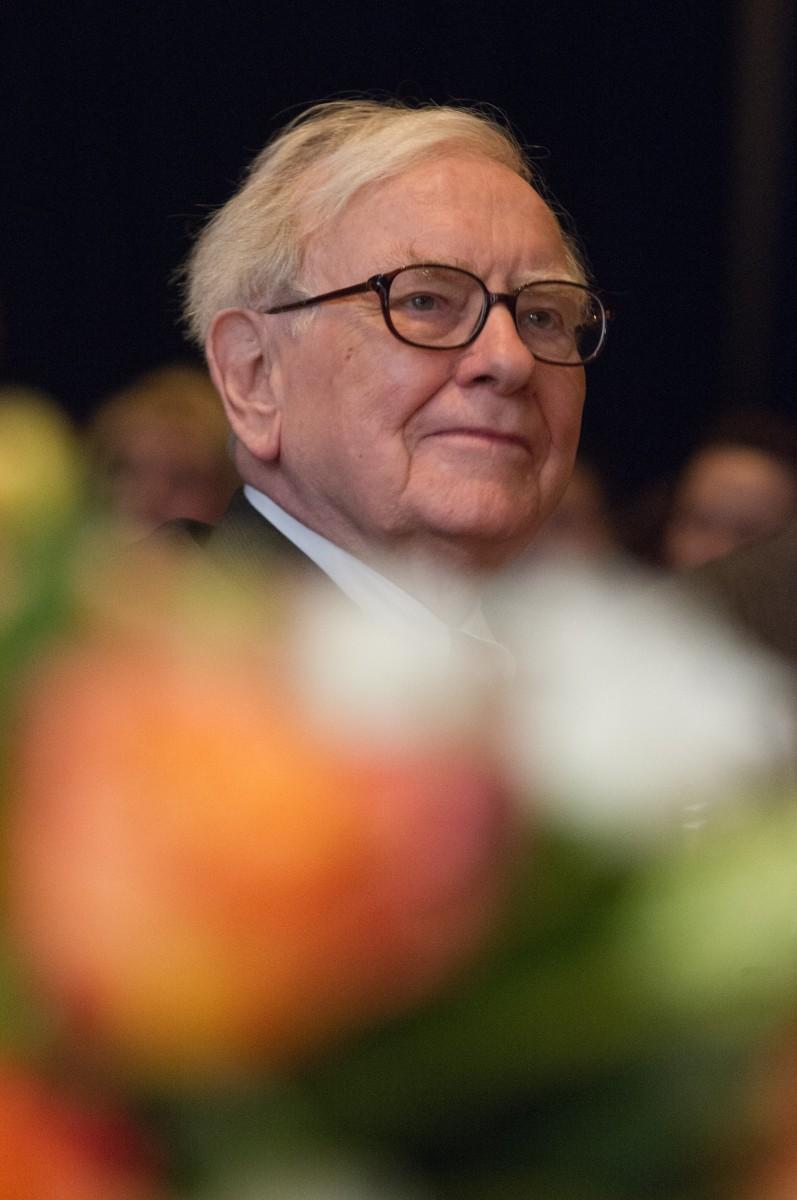 <a><img class="size-large wp-image-1769108" title="Billionaire Warren Buffett (L), CEO and" src="https://www.theepochtimes.com/assets/uploads/2015/09/buffet_145776271.jpg" alt="" width="392" height="590"/></a>