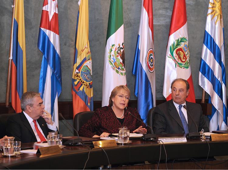 <a><img src="https://www.theepochtimes.com/assets/uploads/2015/09/cbcbc81856216.jpg" alt="Chilean President Michelle Bachelet (C) speaks listened by ALADI's Secretary General Hugo Saguier (L) and Juan Carlos Olima, general committee Secretary General. (Miguel Rojo/AFP/Getty Images)" title="Chilean President Michelle Bachelet (C) speaks listened by ALADI's Secretary General Hugo Saguier (L) and Juan Carlos Olima, general committee Secretary General. (Miguel Rojo/AFP/Getty Images)" width="320" class="size-medium wp-image-1831928"/></a>
