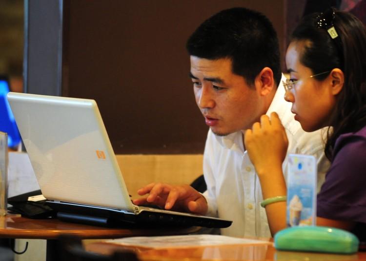 <a><img class="size-medium wp-image-1784297" title="Chinese netizens use a laptop computer at a wireless cafe in Beijing in 2009. China's largest microblog Sina Weibo plans to implement more stringent Internet controls to stamp out "rumors." (Frederic J. Brown/AFP/Getty Images)" src="https://www.theepochtimes.com/assets/uploads/2015/09/china_internet_cafe_88770926.jpg" alt="" width="350" height="257"/></a>