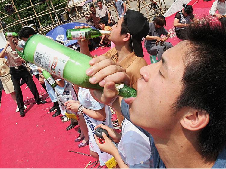 <a><img src="https://www.theepochtimes.com/assets/uploads/2015/09/chinking52740760.jpg" alt="Chinese youth takes part in a beer drinking competition in Nanjing of Guangxi Autonomous Region, China. (China Photos/Getty Images)" title="Chinese youth takes part in a beer drinking competition in Nanjing of Guangxi Autonomous Region, China. (China Photos/Getty Images)" width="320" class="size-medium wp-image-1833303"/></a>