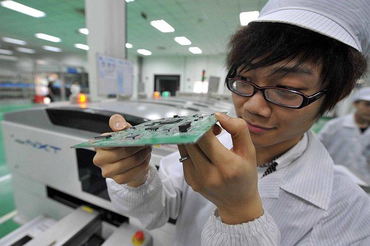<a><img class="size-large wp-image-1786946" title="A Chinese worker checks the circuit boar" src="https://www.theepochtimes.com/assets/uploads/2015/09/circuit143616738.jpg" alt="" width="590" height="392"/></a>