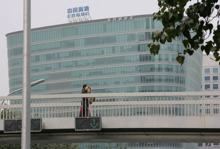 <a><img class=" wp-image-1774858" title="Pedestrians cross a footbridge in front" src="https://www.theepochtimes.com/assets/uploads/2015/09/cno77471113.jpg" alt="" width="592" height="400"/></a>