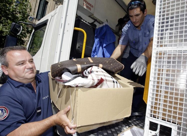 <a><img class="wp-image-1782648" title="French customs officials carry out the d" src="https://www.theepochtimes.com/assets/uploads/2015/09/counterfeit.jpg" alt="" width="750" height="544"/></a>