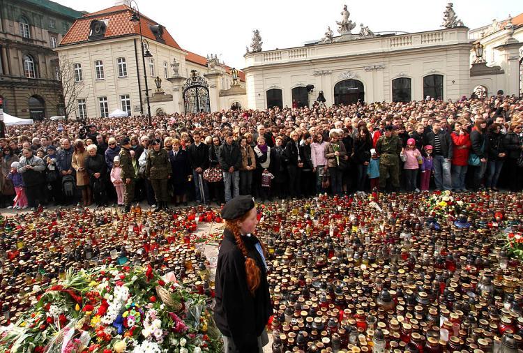 <a><img src="https://www.theepochtimes.com/assets/uploads/2015/09/crwod98406482.jpg" alt="Thousands of Polish people observe a minute of silence as they pay their respects in memory of the victims of the air-crash in which President Lech Kaczynski was killed in front of the presidential palace in Warsaw on April 11, 2010. (Joe Klamar/AFP/Getty Images)" title="Thousands of Polish people observe a minute of silence as they pay their respects in memory of the victims of the air-crash in which President Lech Kaczynski was killed in front of the presidential palace in Warsaw on April 11, 2010. (Joe Klamar/AFP/Getty Images)" width="320" class="size-medium wp-image-1821109"/></a>