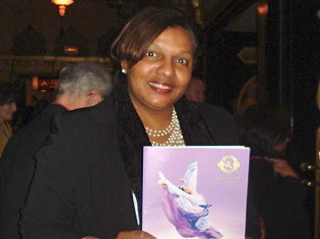 <a><img class="wp-image-1772337" title="debra+harrell" src="https://www.theepochtimes.com/assets/uploads/2015/09/debra+harrell.jpg" alt="Debra Harrell holds her 2013 Shen Yun" width="360" height="270"/></a>