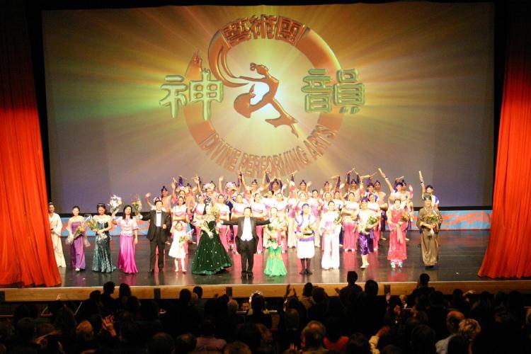 <a><img class="size-medium wp-image-1832421" title="At their final performance in Geneva, the Divine Performing Arts responded to the enthusiastic audience with three curtain calls. (Zhang Yue/The Epoch Times)" src="https://www.theepochtimes.com/assets/uploads/2015/09/dpa-curtaincall2.jpg" alt="At their final performance in Geneva, the Divine Performing Arts responded to the enthusiastic audience with three curtain calls. (Zhang Yue/The Epoch Times)" width="320"/></a>