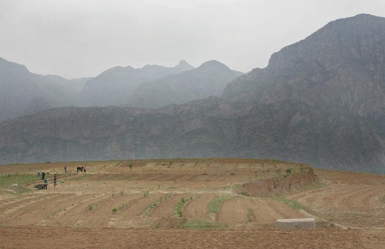 <a><img src="https://www.theepochtimes.com/assets/uploads/2015/09/drought.jpg" alt="People in Hebei Province are suffering from water shortage due to the worst drought in recent years. (Getty Images)" title="People in Hebei Province are suffering from water shortage due to the worst drought in recent years. (Getty Images)" width="320" class="size-medium wp-image-1830592"/></a>