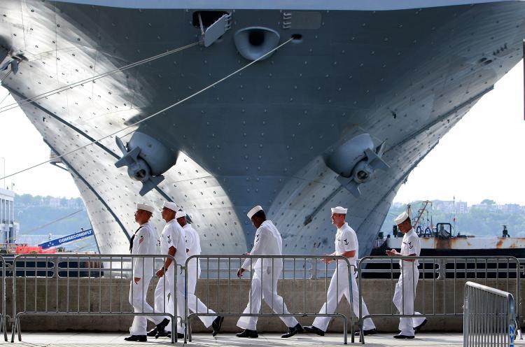 <a><img class="size-medium wp-image-1803944" title="FLEET WEEK: U.S. Navy sailors walk past the USS Iwo Jima docked on the Hudson River during Fleet Week May 22, 2009 in New York City. (Mario Tama/Getty Images)" src="https://www.theepochtimes.com/assets/uploads/2015/09/fleetweeewewek.jpg" alt="FLEET WEEK: U.S. Navy sailors walk past the USS Iwo Jima docked on the Hudson River during Fleet Week May 22, 2009 in New York City. (Mario Tama/Getty Images)" width="575"/></a>
