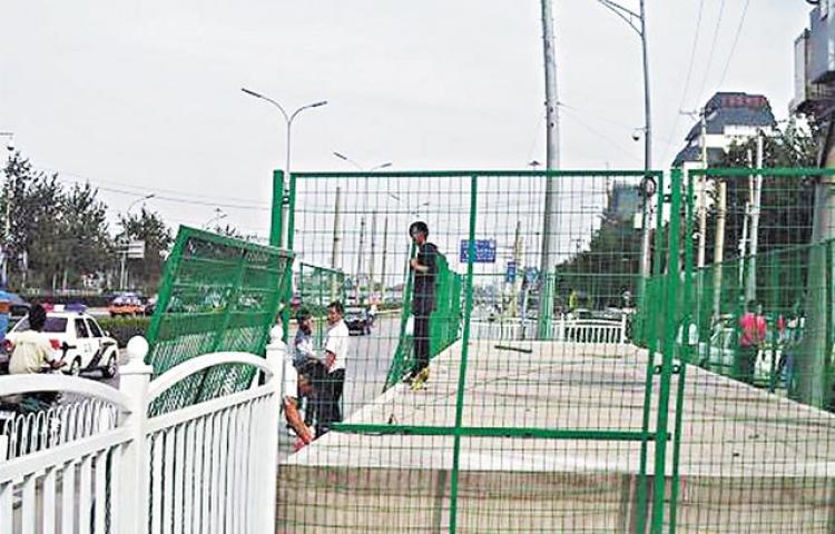<a><img src="https://www.theepochtimes.com/assets/uploads/2015/09/gates_beijing.jpg" alt="Beijing authorities set up wire fences to block petitioners from gathering. (Blogger image via Apple Daily)" title="Beijing authorities set up wire fences to block petitioners from gathering. (Blogger image via Apple Daily)" width="320" class="size-medium wp-image-1826221"/></a>