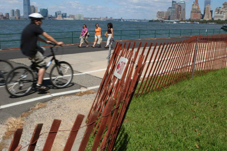 <a><img src="https://www.theepochtimes.com/assets/uploads/2015/09/gisland_lowres.jpg" alt="Visitors at Governors Island take in the view of lower Manhattan September 1, 2007 in New York City. (Daniel Barry/Getty Images)" title="Visitors at Governors Island take in the view of lower Manhattan September 1, 2007 in New York City. (Daniel Barry/Getty Images)" width="320" class="size-medium wp-image-1833393"/></a>