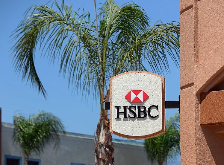 <a><img class="size-large wp-image-1784682" title="A cyclist rides past a branch of HSBC" src="https://www.theepochtimes.com/assets/uploads/2015/09/hsbc148475687.jpg" alt="A cyclist rides past a branch of HSBC" width="590" height="435"/></a>